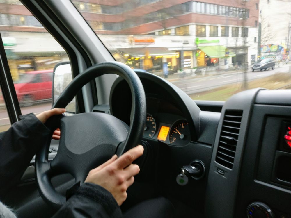 Fahrt im Transporter zur Baustelle